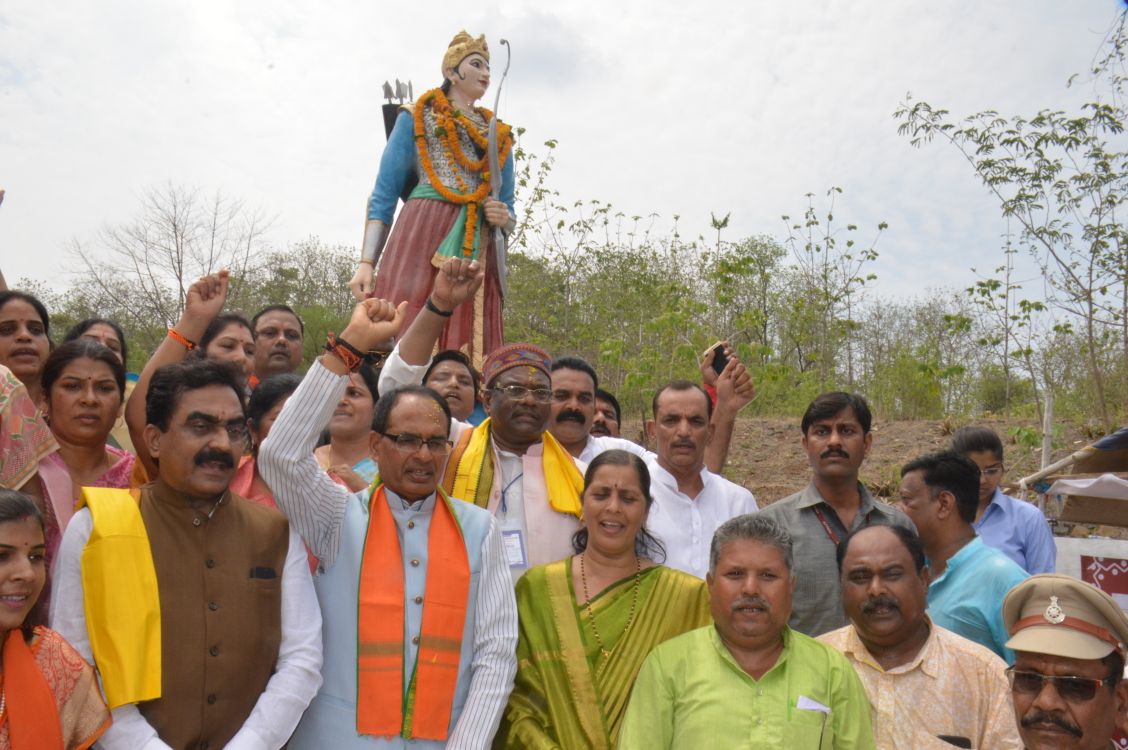 LokendraParasar's tweet photo. जबलपुर में वीरांगना रानी दुर्गावती की समाधि पर नमन करते मुख्यमंत्री @ChouhanShivraj जी  @BJP4MP अध्यक्ष @MPRakeshSingh जी। सौभाग्य योजना का लोकार्पण किया,��ाथ ही रानी दुर्गावती बलिदान दिवस एवं आदिवासी सम्मेलन को संबोधित किया
@CMMadhyaPradesh @BJP4India @SuhasBhagatBJP @atul4bjp https://t.co/UxX3ipmR53