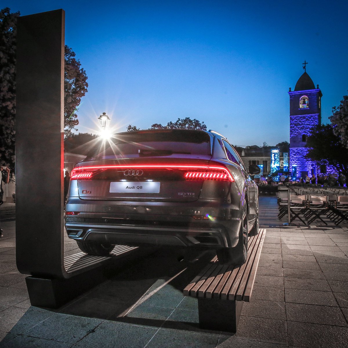 AudiIT's tweet photo. Le notti in Costa Smeralda sono famose in tutto il mondo. Ieri sera però la vera protagonista è stata la nuova #AudiQ8, presentata a San Pantaleo durante la nostra #AudiNight. #AudiIsMore https://t.co/kDPTaI2eFQ