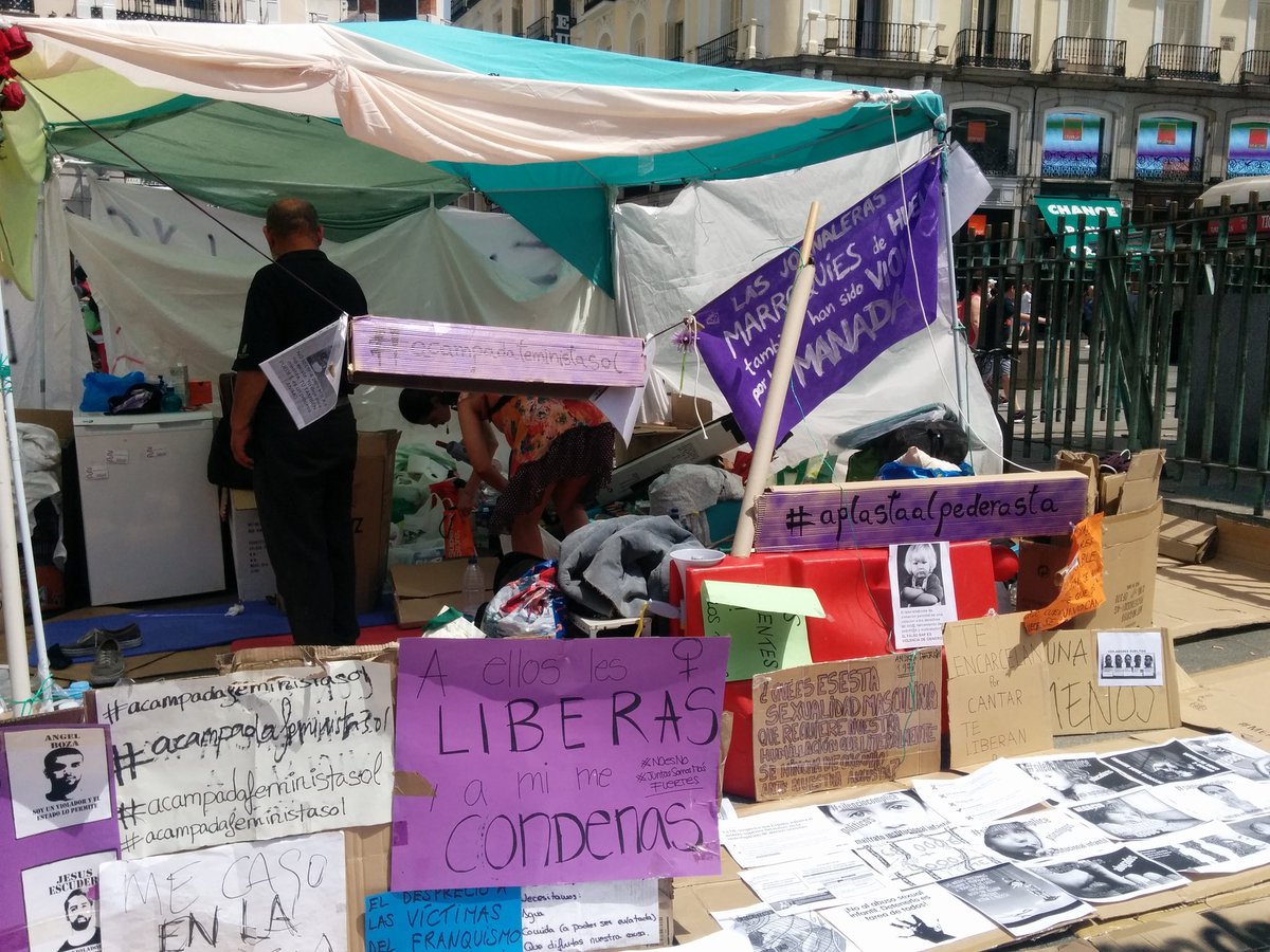 TLEOHOY's tweet photo. Siguen las mujeres en Sol diciendo: NO, a la justicia patriarcal y machista #LaManadaAndaSuelta
#AcampadaFeministaSol https://t.co/XdehdNGCio