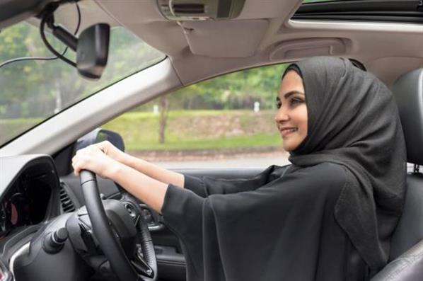 Машина мусульманина. Мусульманские женщины. Мусульманка в машине. Арабы женщины. Женщина в хиджабе.