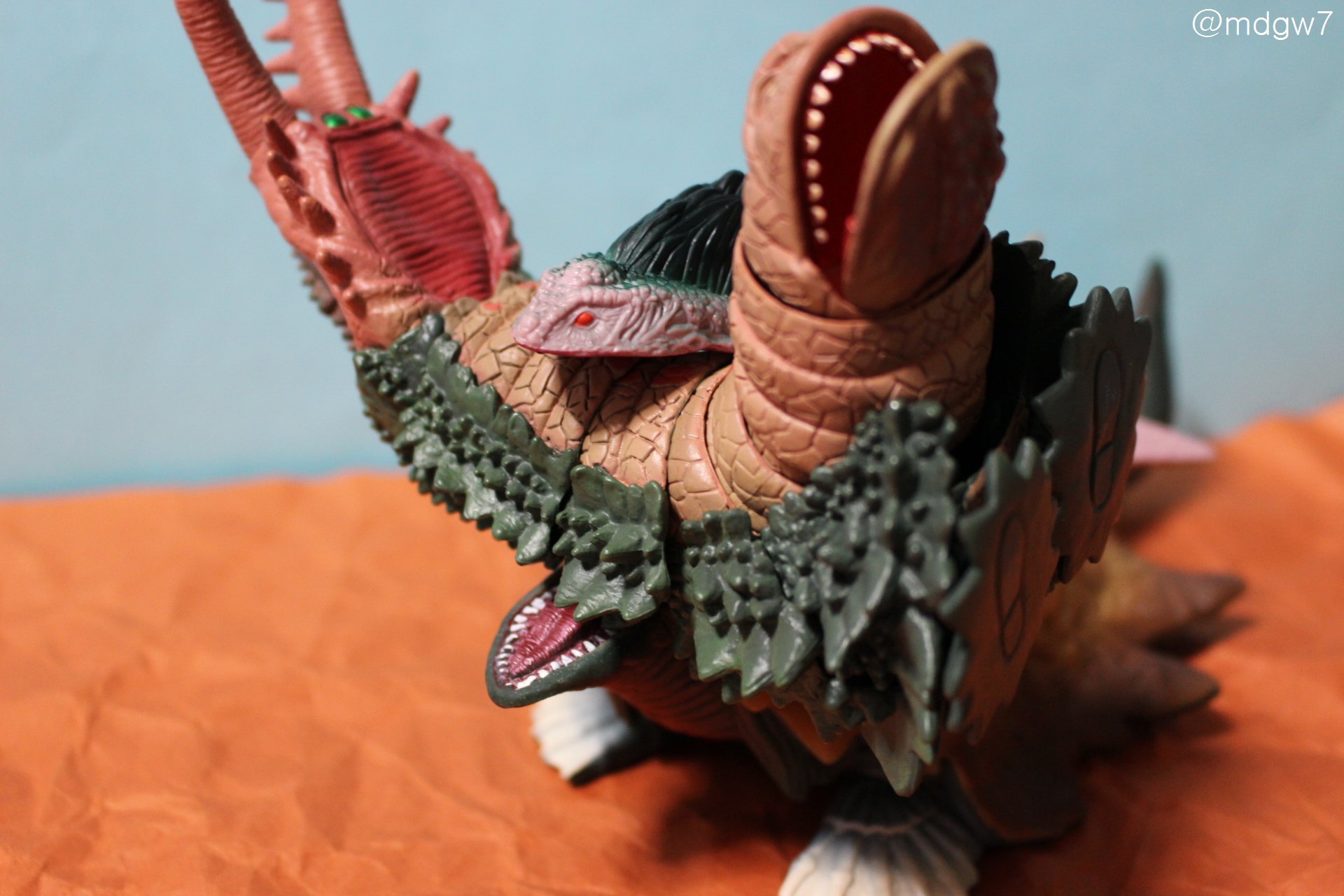 ウルトラ怪獣 グドンとツインテールってどっちが強いんですか