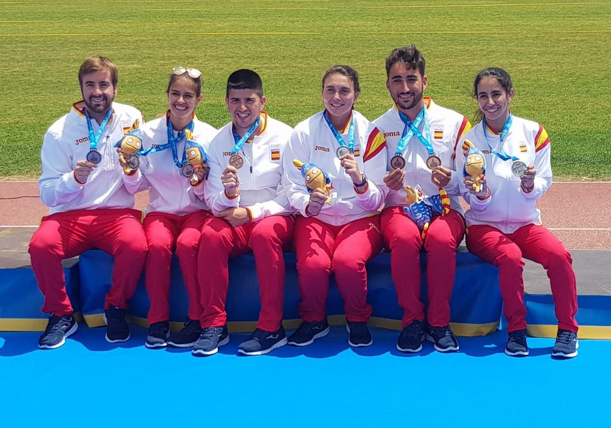 #TiroconArco Nuestros dos equipos de Tiro con Arco🎯 con sus Medallas de PLATA y BRONCE en #Tarragona2018 ¡BRAVO, EQUIPO!  (📷<a href="/grangandhi/">Rafa Gandía</a>)