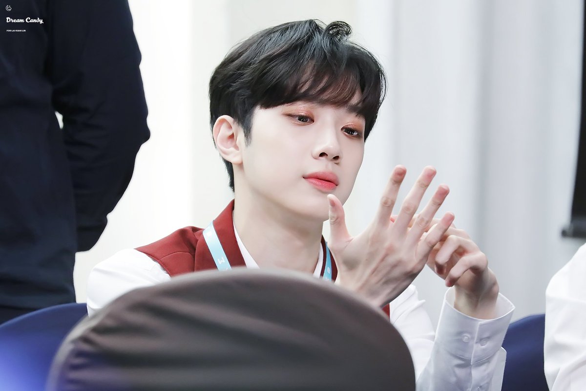 dreamcandy0923's tweet photo. 180616 상암 스탠포드 팬사인회

#라이관린 #Laikuanlin #워너원 #WANNAONE https://t.co/22MOBNOiFC
