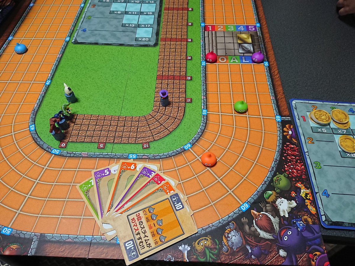 江戸川 ヒカル ドラゴンクエスト スライムレース お馴染みのスライムレースがボードゲームに スライムたちはそれぞれ足の早さが違うよ どのスライムが勝つかな オッズを見てコインを賭けよう ビリでも35マス進めるカードで逆転可能 どのカードを出すか