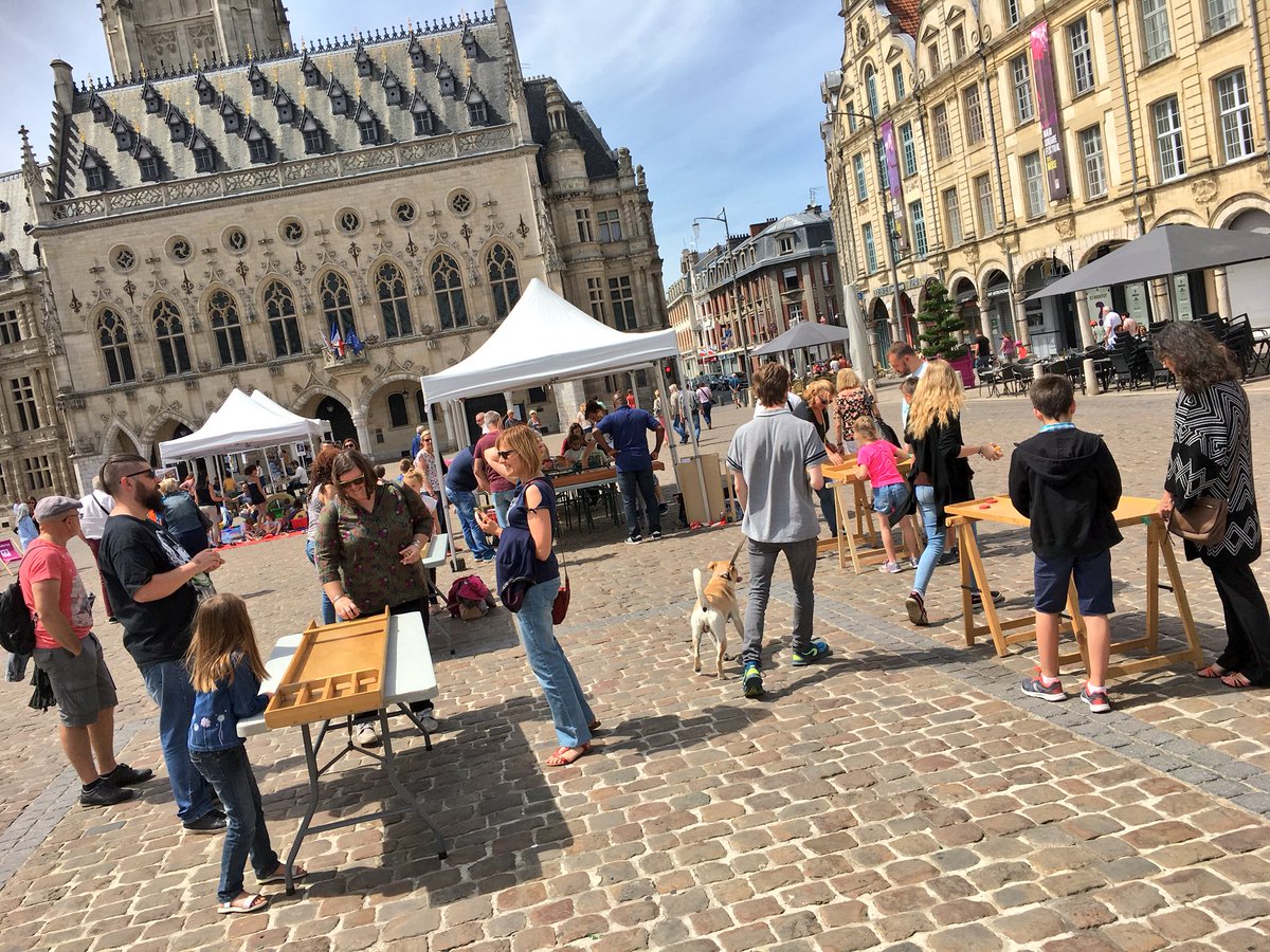 VilleArras's tweet photo. Jusqu’à 18h, venez en famille ou entre amis profiter de la Place des Héros transformée en terrain de jeux 😊
#Arras https://t.co/ejU98mCTZh