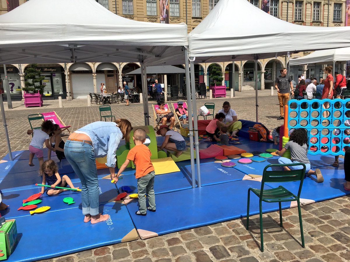 VilleArras's tweet photo. Jusqu’à 18h, venez en famille ou entre amis profiter de la Place des Héros transformée en terrain de jeux 😊
#Arras https://t.co/ejU98mCTZh