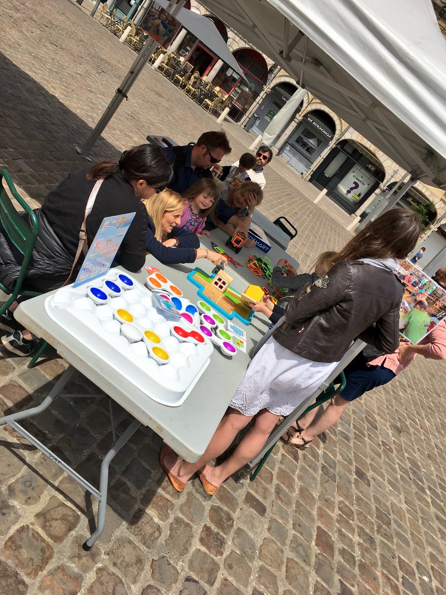 VilleArras's tweet photo. Jusqu’à 18h, venez en famille ou entre amis profiter de la Place des Héros transformée en terrain de jeux 😊
#Arras https://t.co/ejU98mCTZh