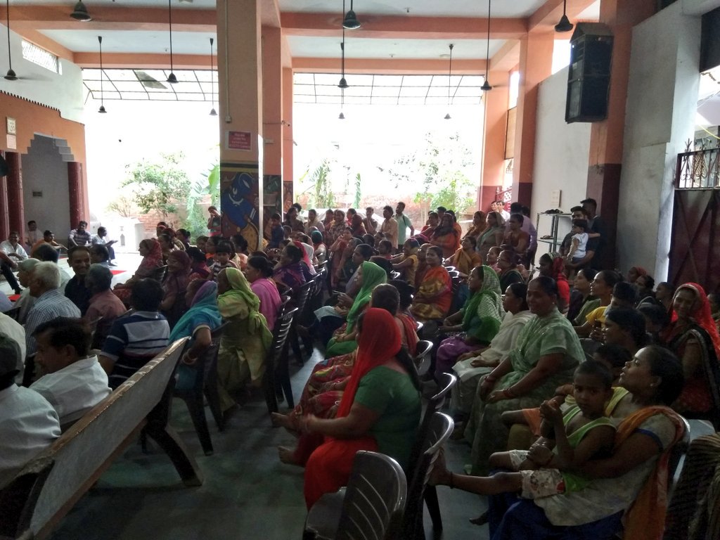 M ब्लॉक विजय एन्क्लेव में जनसंपर्क करते हुए।