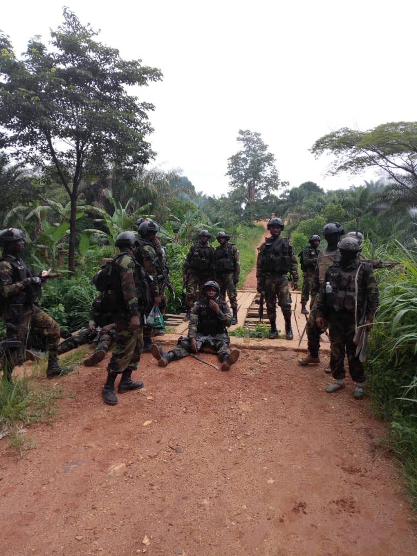 Que_Les_Faits's tweet photo. Mession de dépollution du village Ngali.
Bilan plusieurs sécessionnistes en déroute. 4 armes a feu récupérées, des munitions calibre 12 et des machettes. #Cameroun #terrorisme #Ambazonia https://t.co/CXtXnYq3tz