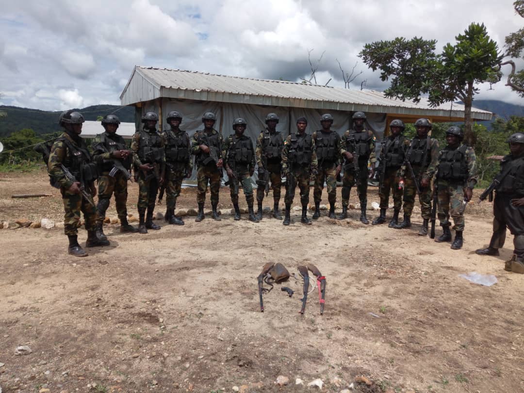 Que_Les_Faits's tweet photo. Mession de dépollution du village Ngali.
Bilan plusieurs sécessionnistes en déroute. 4 armes a feu récupérées, des munitions calibre 12 et des machettes. #Cameroun #terrorisme #Ambazonia https://t.co/CXtXnYq3tz