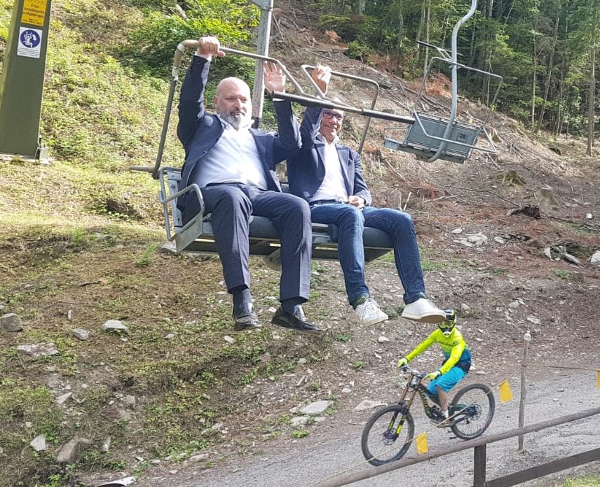 sbonaccini's tweet photo. Con @davidecassani al Festival Bike di Montecreto, Appennino modenese Puntiamo tantissimo sul turismo sportivo e del wellness e su una montagna vissuta e attrattiva 365 giorni all’anno @turismoER @RegioneER @AcorsiniAndrea https://t.co/lKD1kayqPk