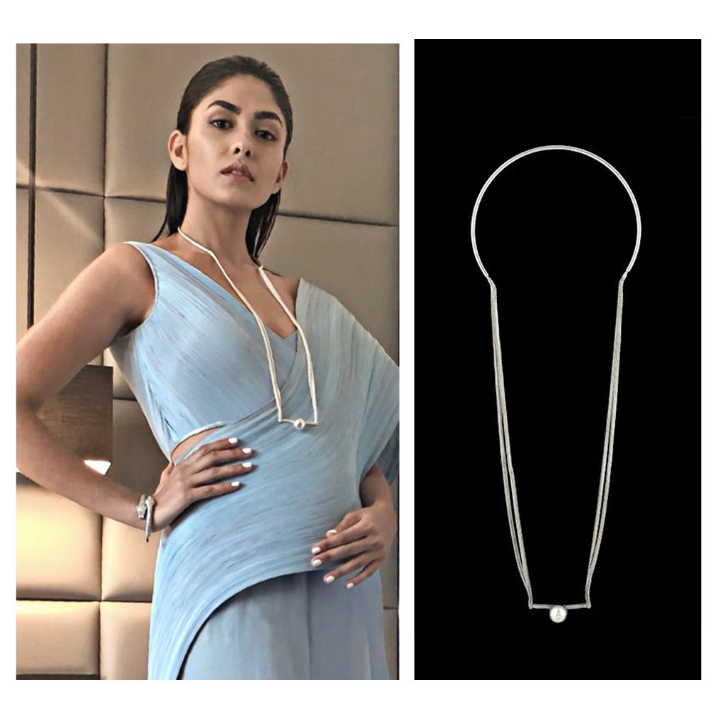 SuhaniPittie's tweet photo. Breathtakingly Minimal.
Striking a fine balance of glamour & coolth is @mrunal0801 in our #FreshCult silver necklace.
Styled by #sayali_vidya
#MrunalThakur #LoveSonia #fashion #designerjewellery #celebfiles #handcrafted #contemporary #jewellery #styling #celebrityfashion https://t.co/XjGgj2Qr8G