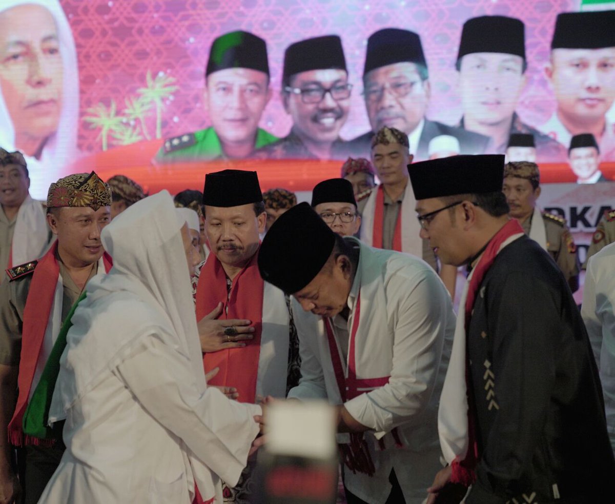 tbhasanuddin's tweet photo. Alhamdulillah bisa mendengarkan Tausiyah Orang Tua Juga Guru kami, Habib Luthfi Bin Yahya dalam acara Halal Bihalal, tadi siang yang digelar Polda Jawa Barat. Terimakasih Kiyai atas nasihatnya. Smg Allah senantiasa melindungi negri yg kita cintai,khususnya Jawa Barat. Amiin.. https://t.co/NPsrudZY6y