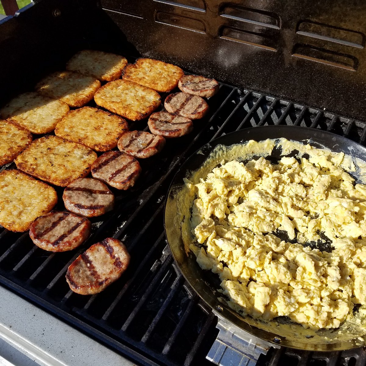 TheAmateurGrill's tweet photo. Sunday breakfast with hashbrown patties, @Johnsonville breakfast sausage, and scrambled eggs on the @STOKGrills . #breakfastbbq https://t.co/C94f50ev24