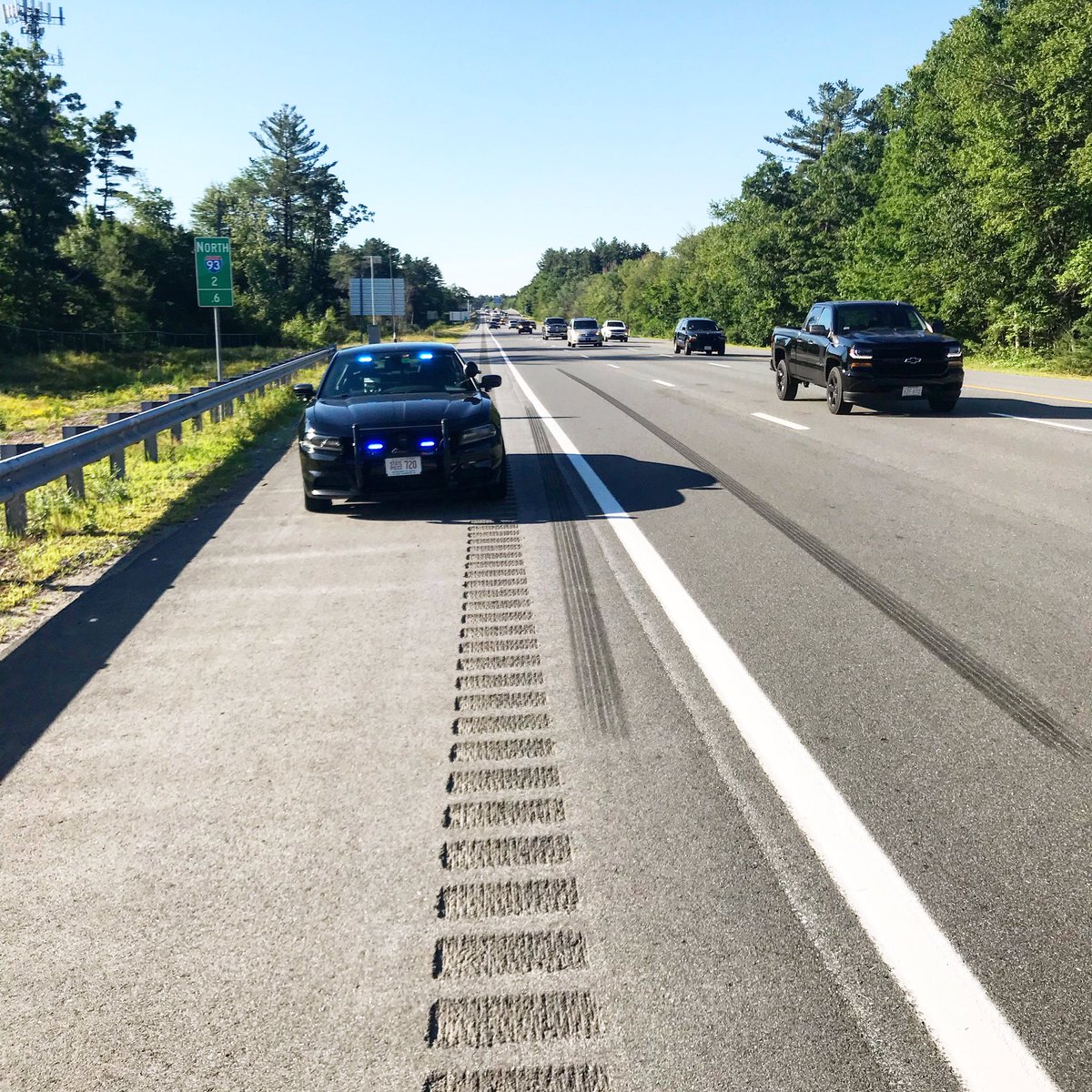 NH_StatePolice's tweet photo. Thank you to all that continue to follow the #moveoverlaw. 👏🏻 Even routine traffic stops result in situations that don't allow for much room between the cruiser/vehicles and the open roadway. 🚔 #moveovernh #NHSP #safetyfirst #trafficstop #savealife https://t.co/SxCff9Iuya