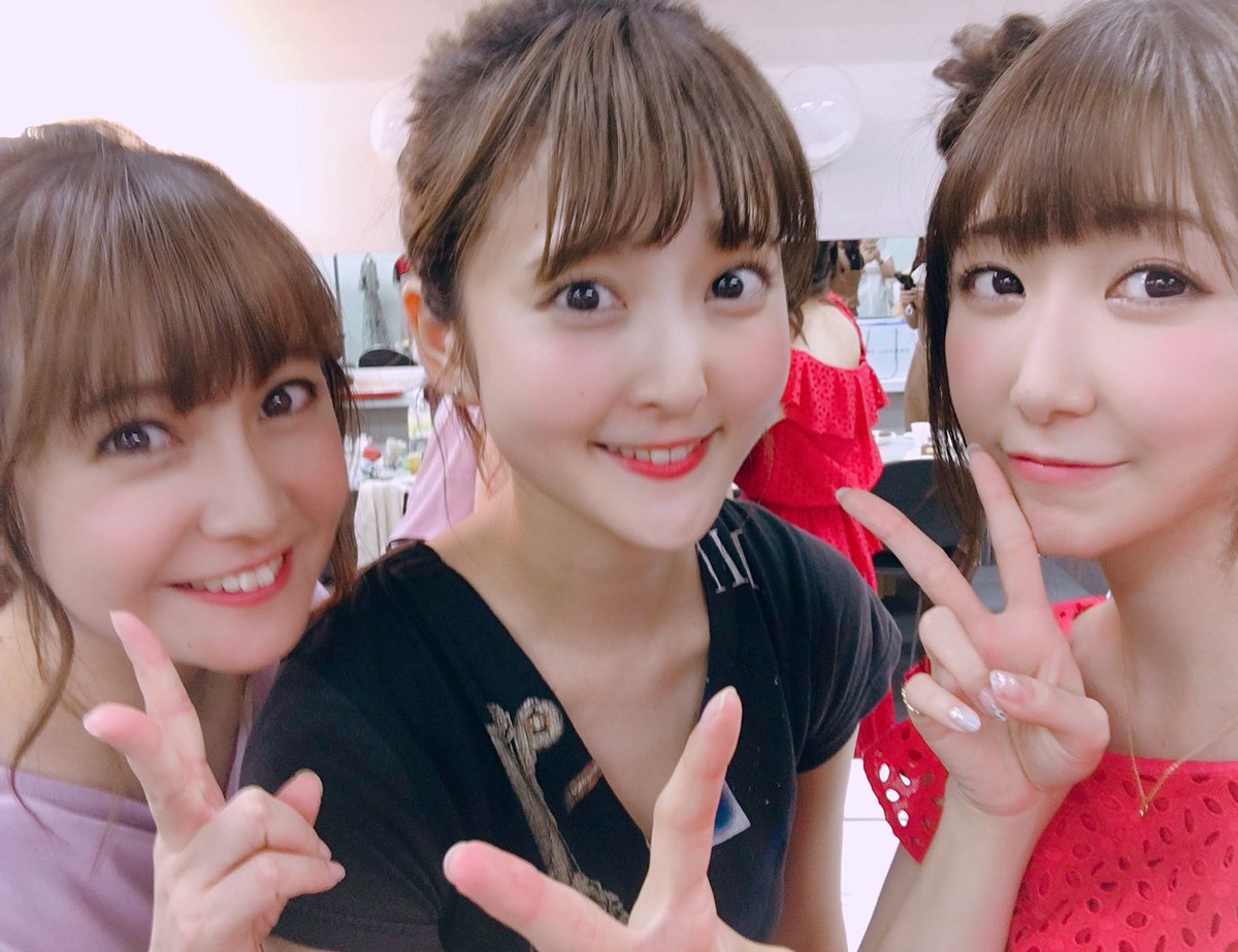 日高里菜 1枚目は皆がちゃんりなポーズしようって言ってくれたの 2枚目は 安心安定のしかちゃんちなみちゃん そして頑張り屋さんな千本木ちゃん 控室でも皆んなでずっと笑ってた