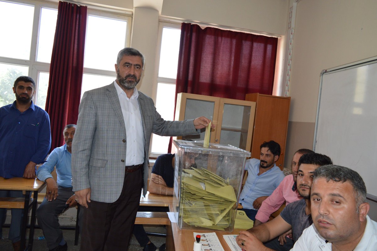 HudaParBitlis's tweet photo. Milletvekili adaylarımız Cengiz Karakaya 8 Ağustos Ortaokulu 1073 Nolu sandık, Celal Gül Bitlis Lisesi 1077 Nolu Sandık, Eşref Oran ise Cumhuriyet İlköğretim Okulu 1017 Nolu sandıkta oylarını kullandılar. Ülkemiz ve ilimiz için hayırlara vesile olmasını temenni ediyoruz. https://t.co/C6zozeAua2