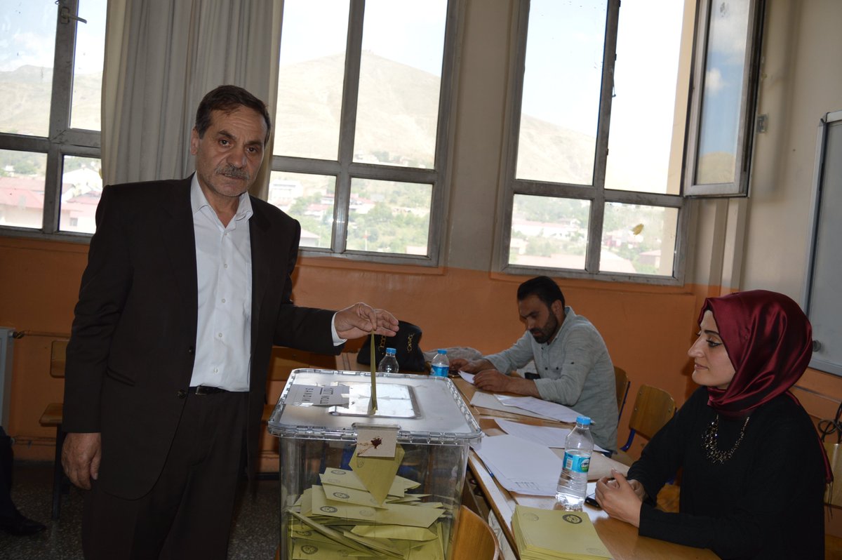 HudaParBitlis's tweet photo. Milletvekili adaylarımız Cengiz Karakaya 8 Ağustos Ortaokulu 1073 Nolu sandık, Celal Gül Bitlis Lisesi 1077 Nolu Sandık, Eşref Oran ise Cumhuriyet İlköğretim Okulu 1017 Nolu sandıkta oylarını kullandılar. Ülkemiz ve ilimiz için hayırlara vesile olmasını temenni ediyoruz. https://t.co/C6zozeAua2