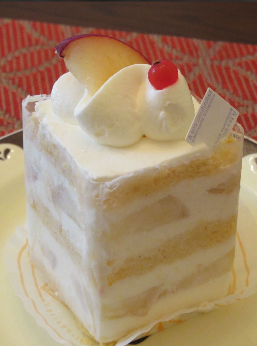 杉本亜未 ブラッディチャイナタウン連載中 アテスウェイのショートケーキは桃のたっぷり挟まった軽いクリームでやわらかいケーキ のお好きな人にはたまらない美味しさ ジェノワース生地とクリーム 旬の桃のバランスが素晴らしい ただケーキを囲っている