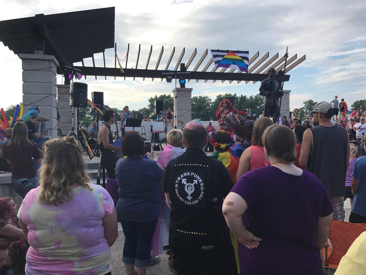 ExlineforIN's tweet photo. A warm welcome from the folks at the inaugural Vincennes Pride held on the beautiful waterfront.  Kudos to the Wabash Valley Progressives for hosting this event. 
#peoplejustwanttobepeople https://t.co/LqzNPFtUZP