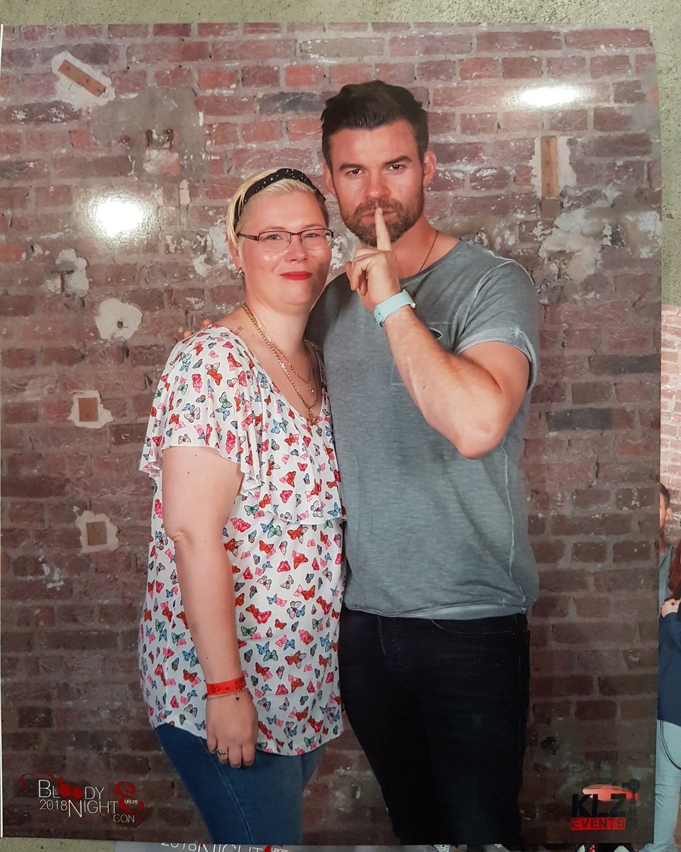 OriginalsDaily1's tweet photo. 📸| Daniel Gillies with fans at  #bloodynightcon_europe. https://t.co/KfWNFq0k2Y