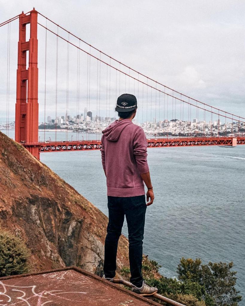 keep it golden in the graphic popover hoodie ⚡️@yeswekhan1 📷 @kalynnelizabethsmith

Linking: bit.ly/2yzTP0d