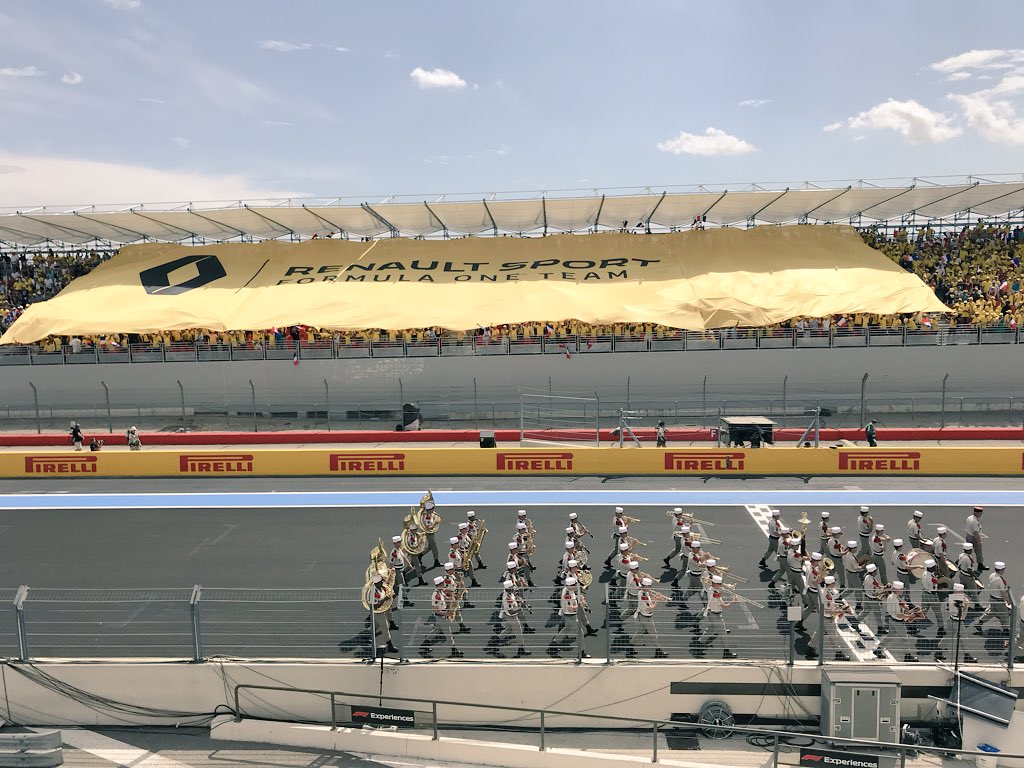 CanalplusF1's tweet photo. Le tifo du public du @GPFranceF1 déployé pour @RenaultSportF1 🖤💛 #FrenchGP https://t.co/0cyjkbus8W