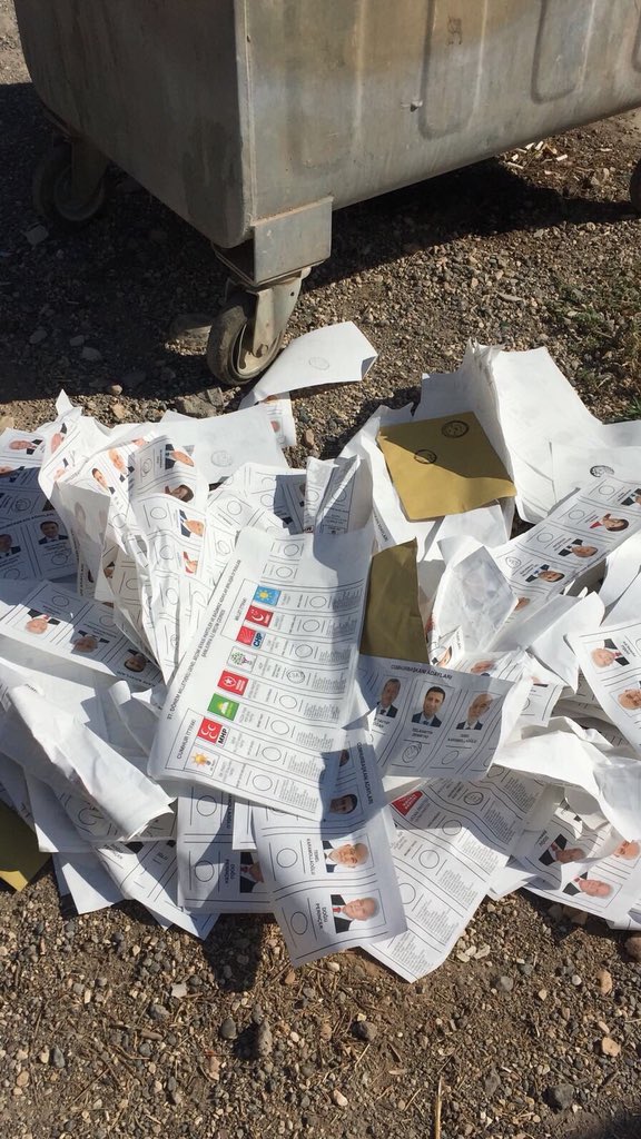 Son Dakika: Selahattin Demirtaş oylarının basılı olduğu pusulalar çöp kutusuna atıldı!! #seçimihbar #Seçim2018 #SeçimDestek #SeçimGüvenliği