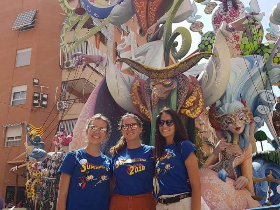 portdalacant's tweet photo. Día 24 de junio. Día de autobús visitando hogueras !!!!! https://t.co/lL58fzecp5