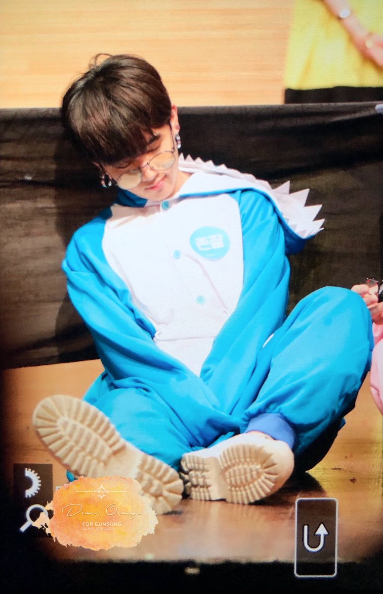 Dear_orangeboy's tweet photo. 180624 동서울 팬싸 
상어 힘조💧💧💧

#더이스트라이트 #이은성 #은성 https://t.co/PVFHuVSzav