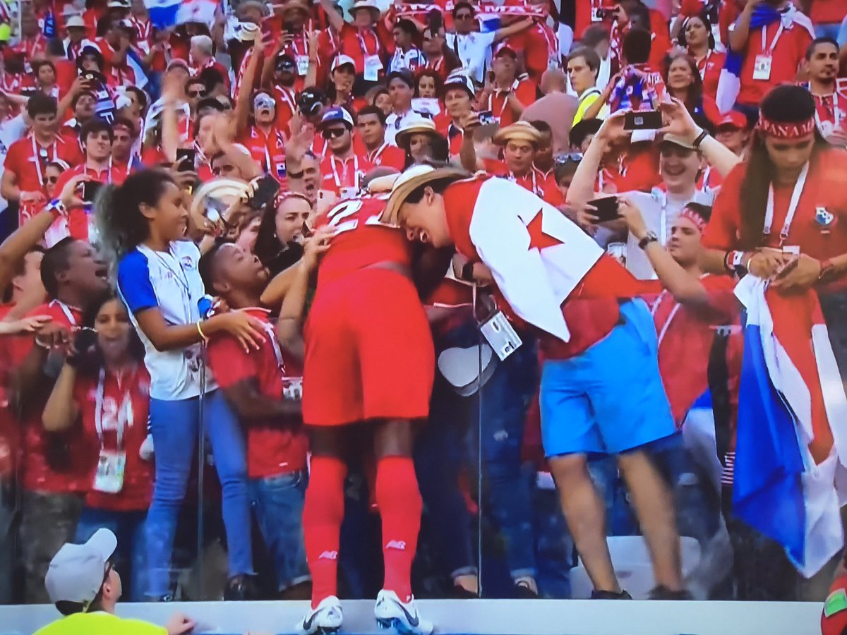 VSportsTM's tweet image. Perdieron 6-1. Quedaron eliminados de Rusia 2018. Y así celebra (sí, celebra) Baloy junto a su gente el primer gol de Panamá en la historia de los Mundiales. Fútbol, fuente inagotable de emociones. Hay que saber elegirlas.