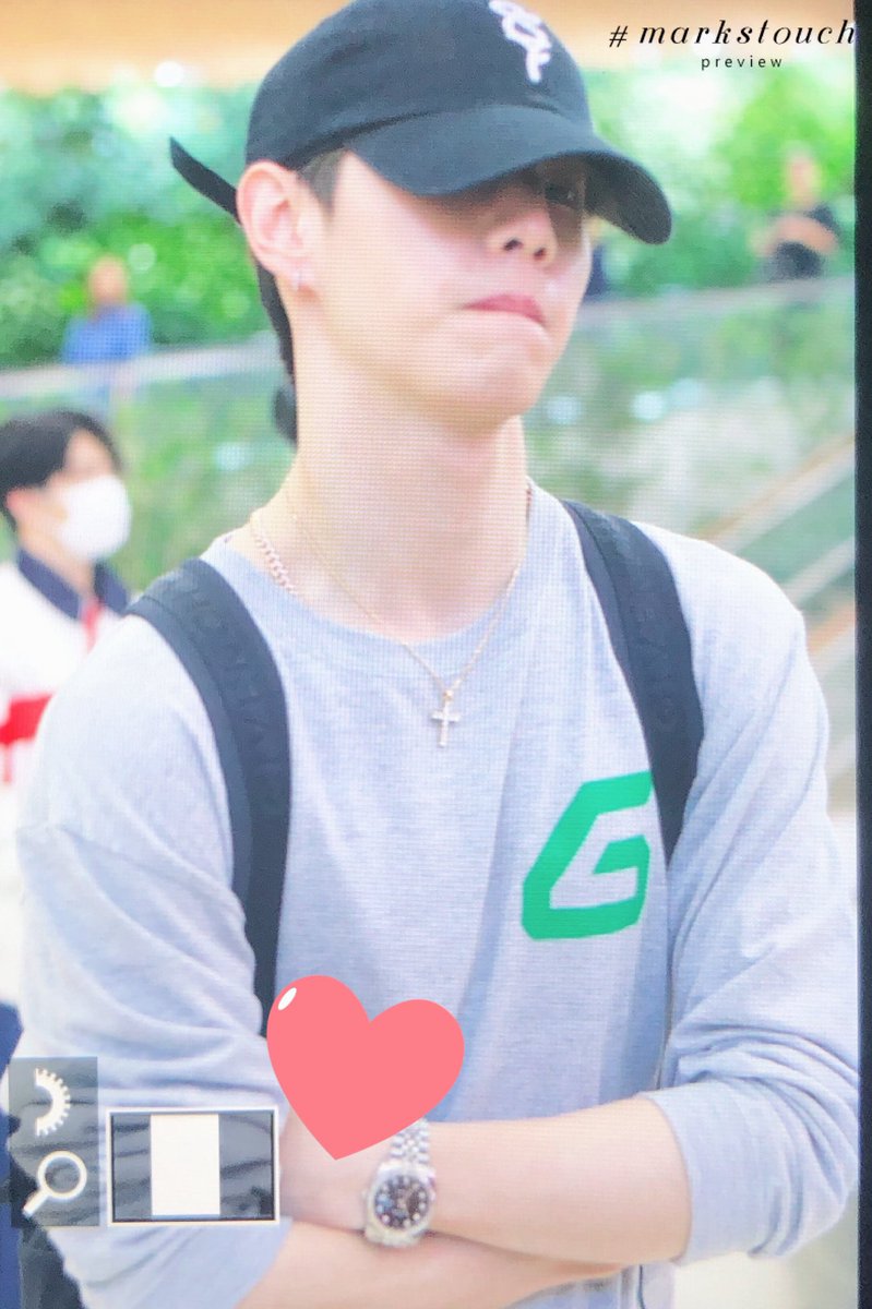 markstouch's tweet photo. 180624 GMP 도착 #마크 선배님 아니냐규ㅠㅠㅠㅠㅠ 푹쉬엉 수고했어🐤💚💚💚 #GOT7 #갓세븐 #Mark #100AsianHeartthrbs https://t.co/J5qVHQBnno
