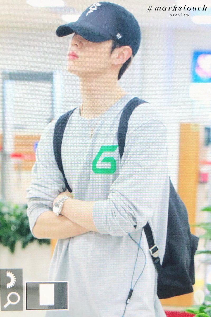 markstouch's tweet photo. 180624 GMP 도착 #마크 선배님 아니냐규ㅠㅠㅠㅠㅠ 푹쉬엉 수고했어🐤💚💚💚 #GOT7 #갓세븐 #Mark #100AsianHeartthrbs https://t.co/J5qVHQBnno