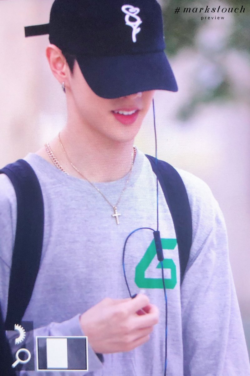 markstouch's tweet photo. 180624 GMP 도착 #마크 선배님 아니냐규ㅠㅠㅠㅠㅠ 푹쉬엉 수고했어🐤💚💚💚 #GOT7 #갓세븐 #Mark #100AsianHeartthrbs https://t.co/J5qVHQBnno