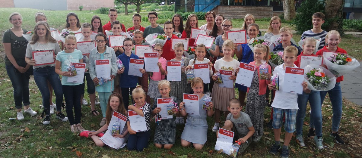 crescendosld's tweet photo. Gisteren werden er weer diploma's uitgereikt aan leerlingen Crescendo door wethouder Visser. Allemaal gefeliciteerd! https://t.co/0Rk3IoYWnn https://t.co/YKnUA3f1i6