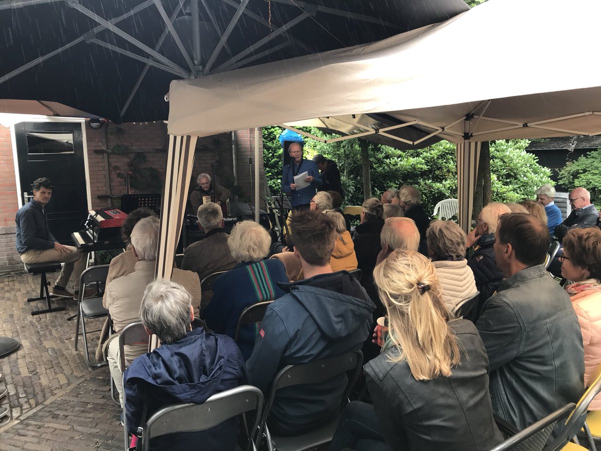 De weergoden zijn ons niet helemaal goed gezind, maar met wat parasols komen we een end! We gaan zo beginnen. #tuinconcert #huisconcerten #assenoudzuid #luisterliedjes #anneguusteerhuis #heerenoudzuid