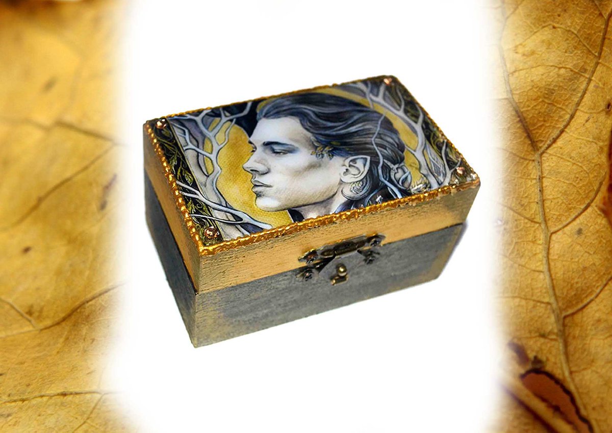 jankal7's tweet photo. Elven Lord - small wooden jewellery box https://t.co/IBgiGD1FfD #jewelry #gold #fantasyart #giftforher #woodenbox #fantasyscifi #rectanglebox #woodenjewellerybox #jewellrystorage #handpaintedbox #jewellrystorage #fantasyart #elvenportrait #elfpainting https://t.co/yipqheEC6P