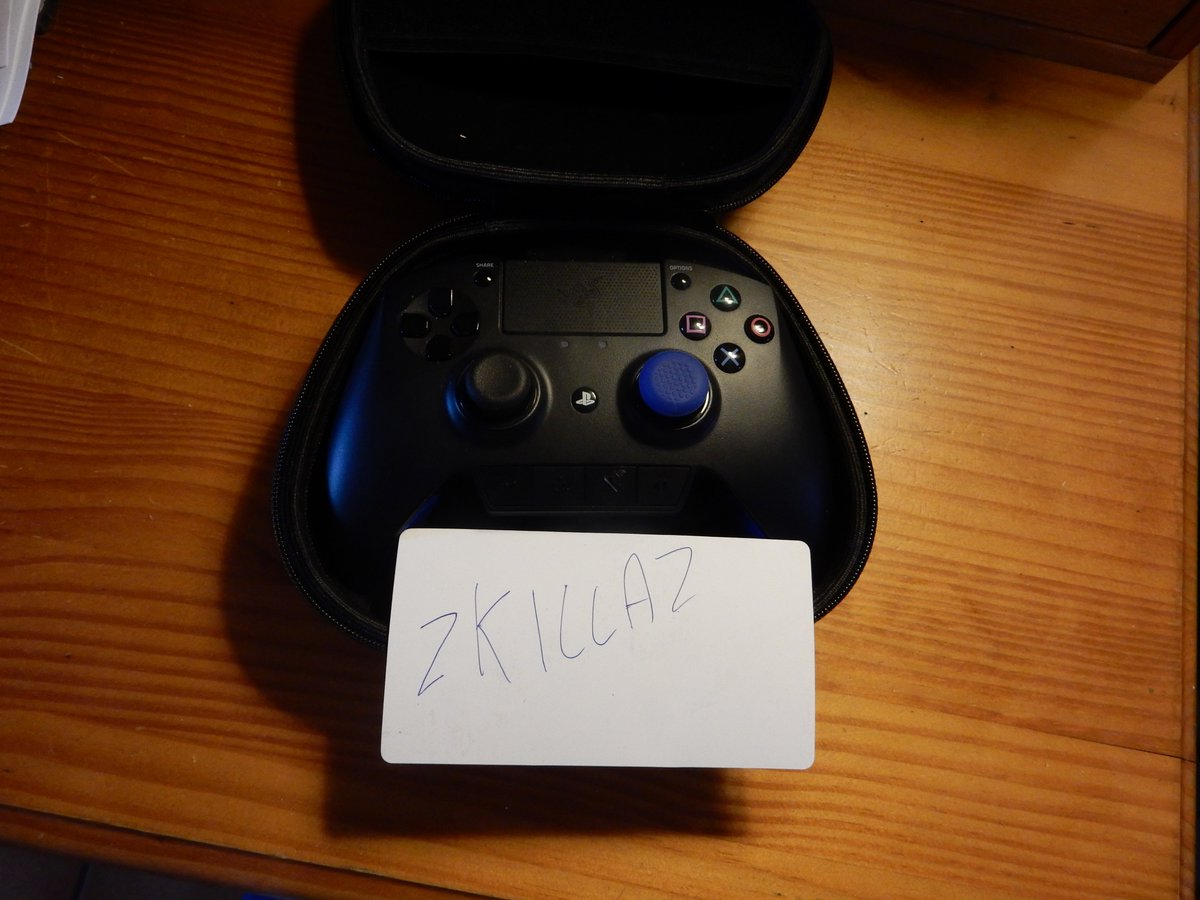 zKillazz's tweet photo. SALUT A TOUS!

Je remet en concours ma 2eme manette RAZER RAIJU!

Pour la gagner il suffit de:
-RT ce tweet.
-Follow @zKillazz &amp; @NoMerCyR6S 

T.A.S: 300 RT.

BONNE CHANCE A TOUS! https://t.co/72IUrUcp6S