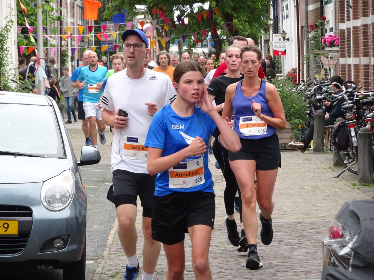 PdDenekamp's tweet photo. De 10 km van de AsRENdorp, het gezelligste hardloopevenement van Zwolle, door Assendorp. @asRENdorp @Hardloopstad #Groenestraat #Assendorperstraat #Verenigingstraat https://t.co/JDseUw6vOW