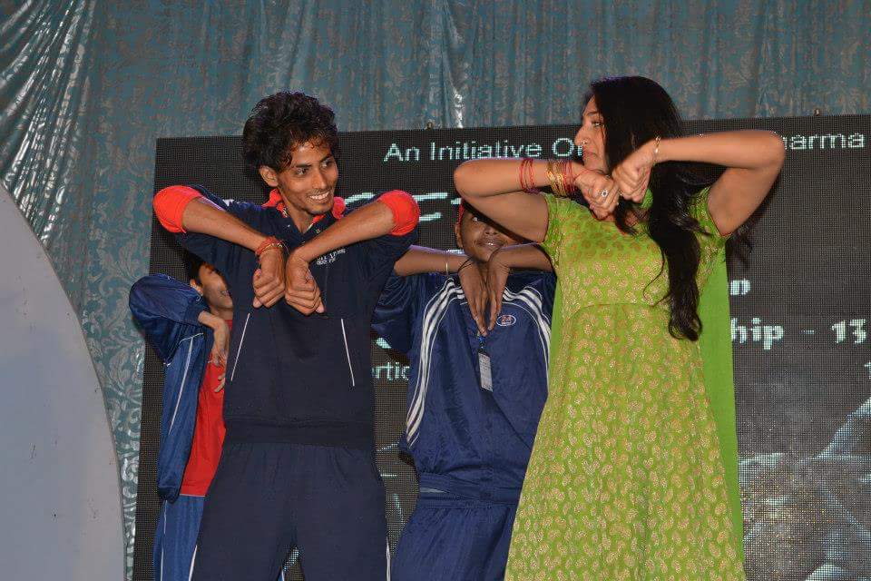 MohenaSinghWeb's tweet photo. #ThrowbackDiaries
To @SinghMohena Judging Grand Finale of NIDC, 2013 of कलावृक्ष School of Kathak in Mathura.
Her Dance at last of the event.
https://t.co/gcTZyAwqUI
#MohenaAddicted #Mohena #MohenaSingh #MohenaKumari #MohenaKumariSingh #Juding #Dance #Dancer #Event https://t.co/YUA4YcKq7i