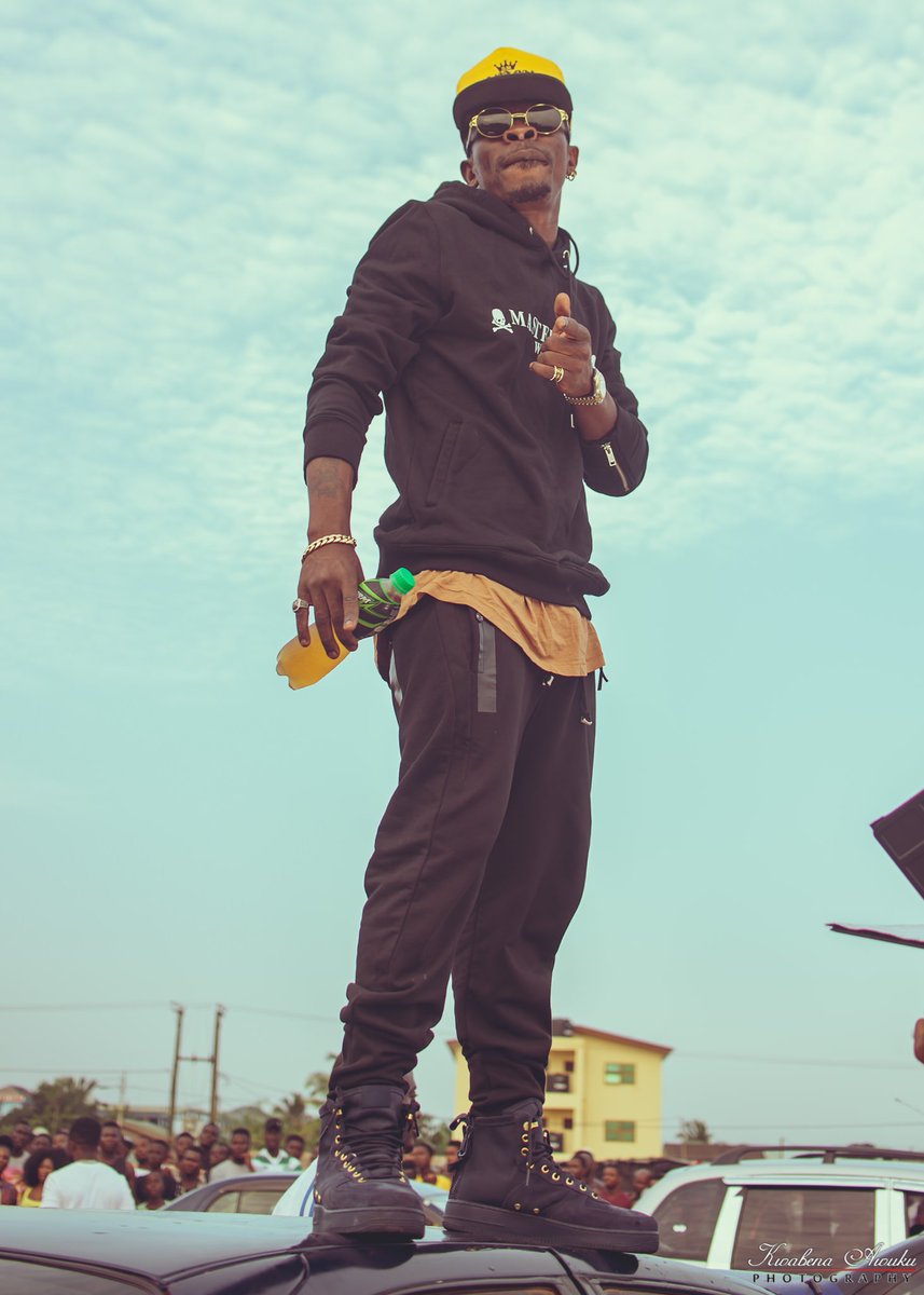 shattawalegh's tweet photo. I am not perfect nor super righteous But am closer to God than some of you in church now praying for a change in life ..How do you want God to bless you when you always fight a man of God (SHATTA WALÉ ) ..HE IS WATCHING YOU SO CHANGE YOUR LIFESTYLE.. HAPPY SUNDAY 🤣😂🙌🏾🙌🏾🙌🏾 https://t.co/tWiIyYUkIy