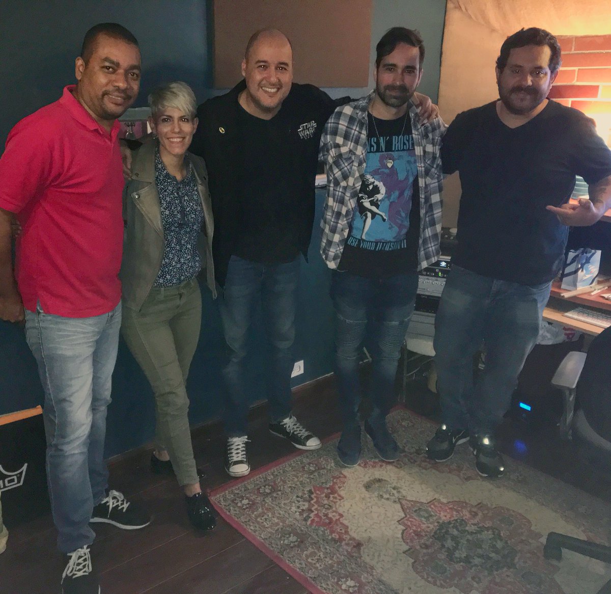 Rockistmo's tweet photo. Hoy domingo 24 de junio #RockistmoPresenta las nuevas producciones de @MonalisayR #QuererYPoder y @paybanda #HastaAhora 4pm por @metropolis933 📻 desde @backlinestudio 🎧 también #online por https://t.co/1IkjN6cfxB #talkshow #rockdepanama #albumrelease #metropolis933 https://t.co/Uf3wAzX0F1
