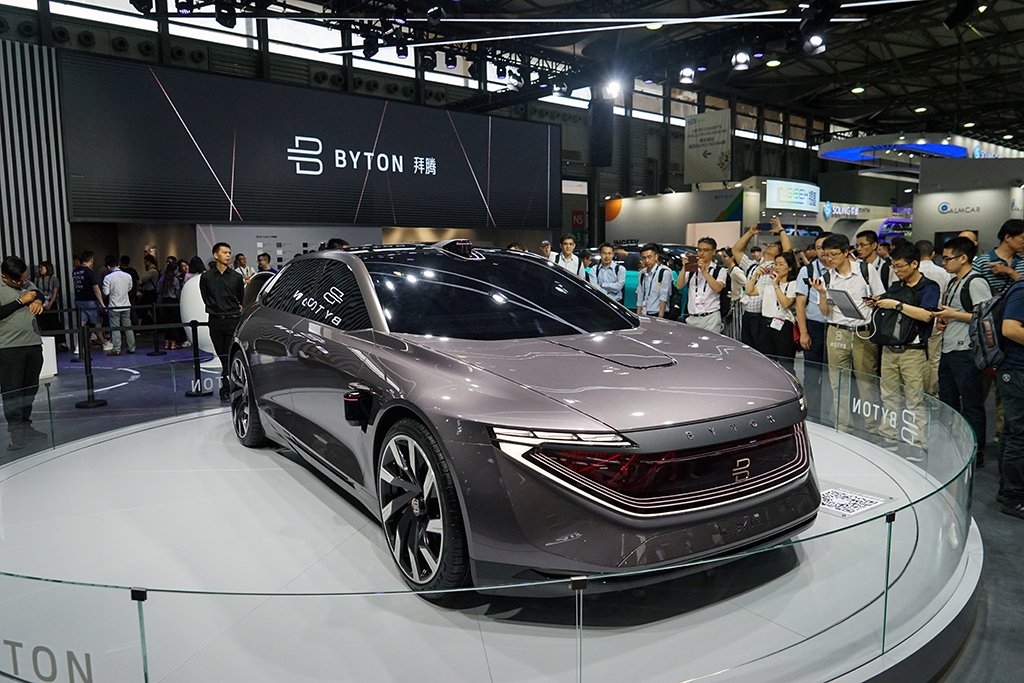 SCLMAG_'s tweet photo. #Byton la startup china de #EVs que quiere vender sus autos en Estados Unidos, presentó su primer concepto sedán #KBYTE un futurista que promete un manejo autónomo de nivel 4 y un alcance de 400 kilómetros. #Mobility #EV #ElectricCars🌱🔋👉https://t.co/2jEBAncfyk https://t.co/UI241ooe5I