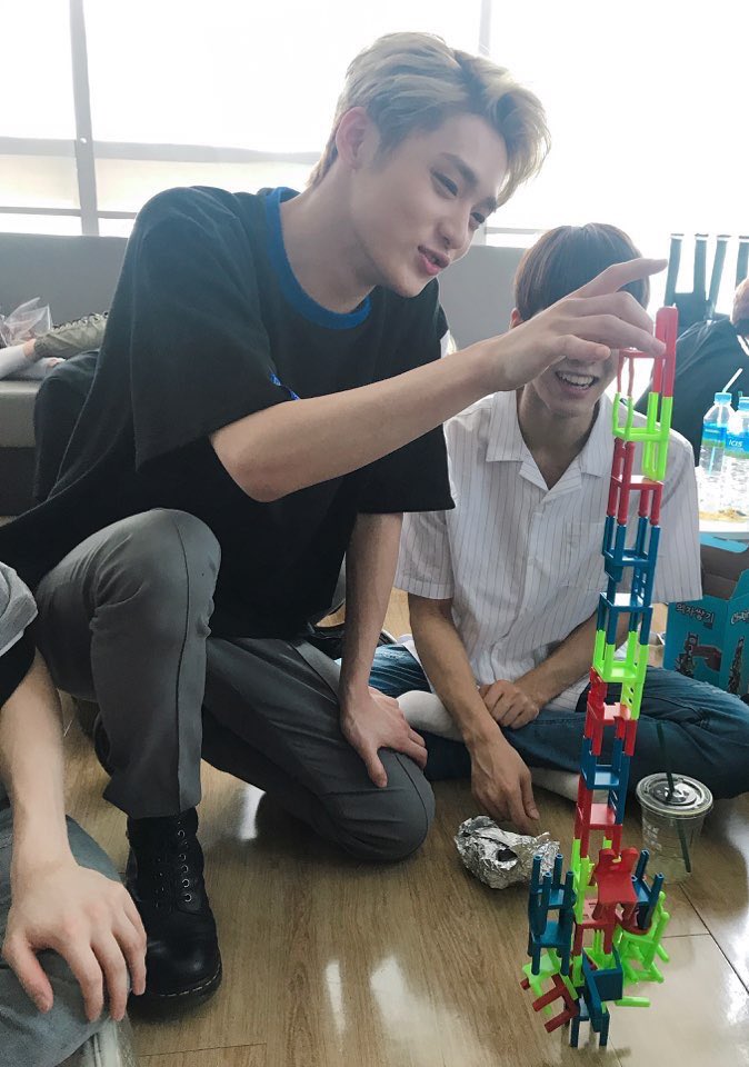 DongyoonGermany's tweet photo. [Official Twitter update]
Dongyoon the master of chairs! 
-
#SPECTRUM #spectrumdongyoon #kimdongyoon #스펙트럼 #스펙트럼동윤 #김동윤 https://t.co/HSVYWdtNPt