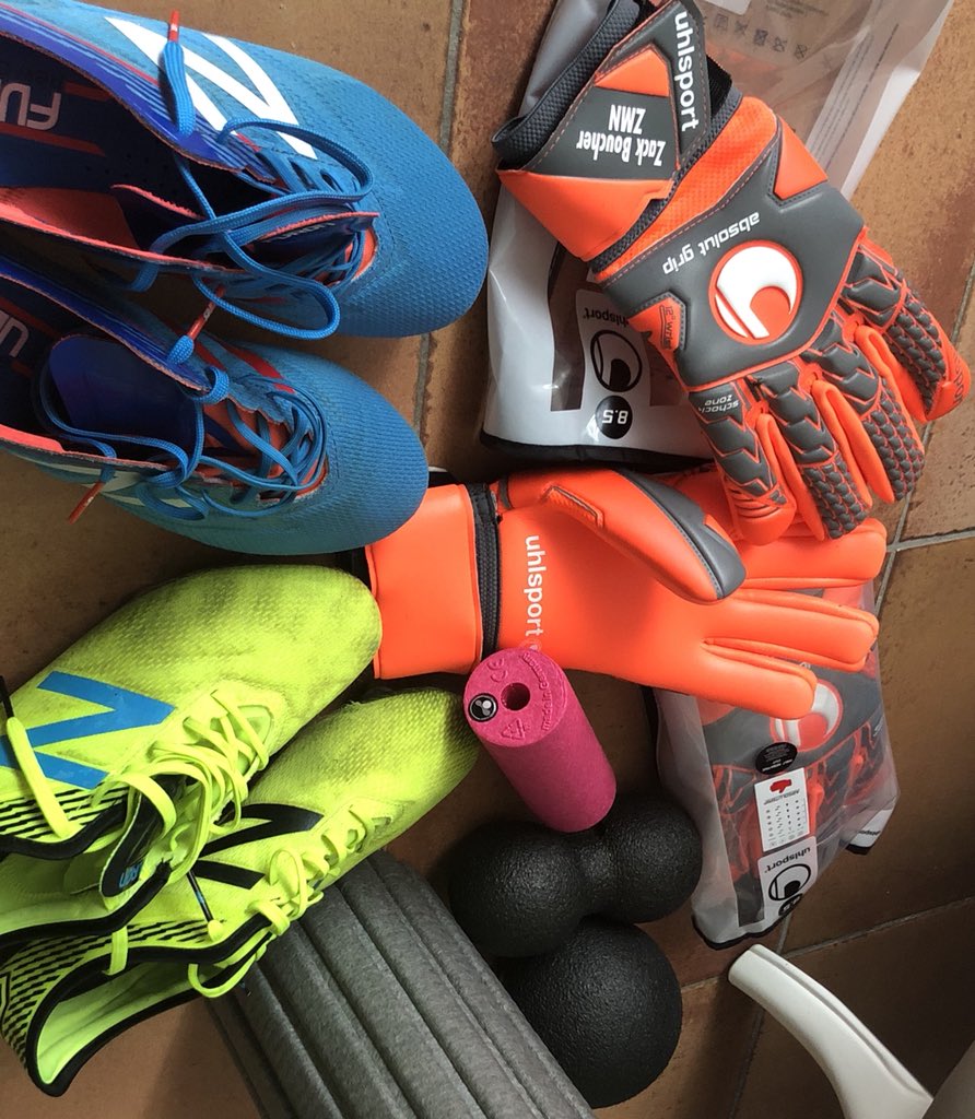 boucherzacharie's tweet photo. Les choses sérieuses commencent 💪👌😍 #Uhlsport #AeroRed #NegativeCut #Absolugrip #ZMN #NewBalance #Furon #BlackRoll #AutoMassage #Recuperation https://t.co/Abaiw52DZG