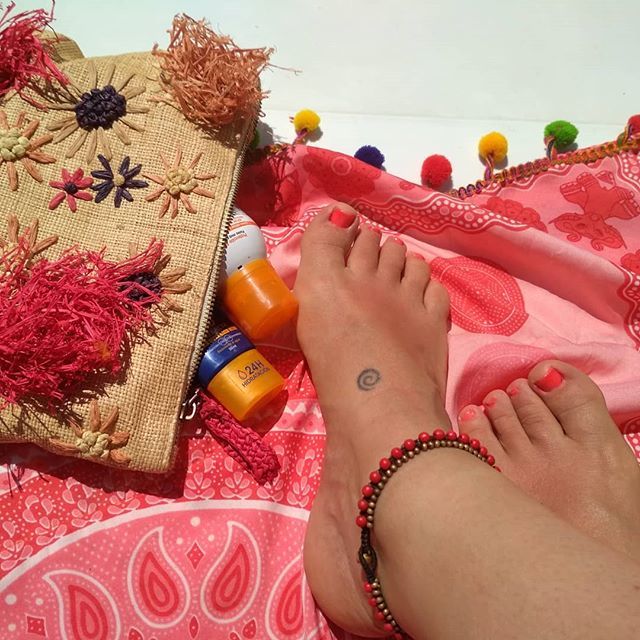 estiTIC's tweet photo. Desde las trincheras declaro oficialmente inaugurada la temporada de "aquí sufriendo" y pies sobre diferentes superficies veraniegas #summer #verano #uda #sun #sol #eguzkia #pies #oinak #feet #hamaca #tumbona #pool #pisti #sanjuan # https://t.co/wom2clZZr6