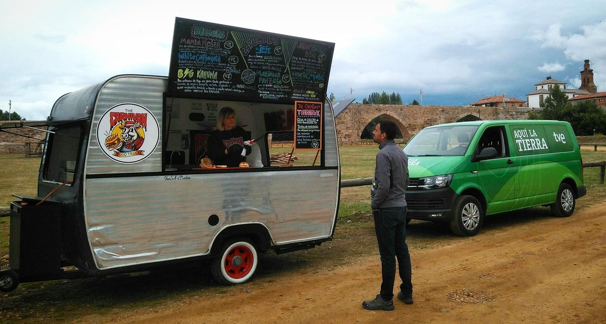 Hoy es San Juan, día grande en León.
En el @comeycalletour se encuentra un #BOCATADECHULETÓN de <a href="/TheCarniVan/">TheCarnivanFoodtruck</a> con carnaza güena, güena, madurada 90 días por la sonriente familia de la foto

A las 20:30 en <a href="/aquilatierratve/">Aquí la Tierra</a> 

Consejo: cuando acabe el programa corred que hay cola