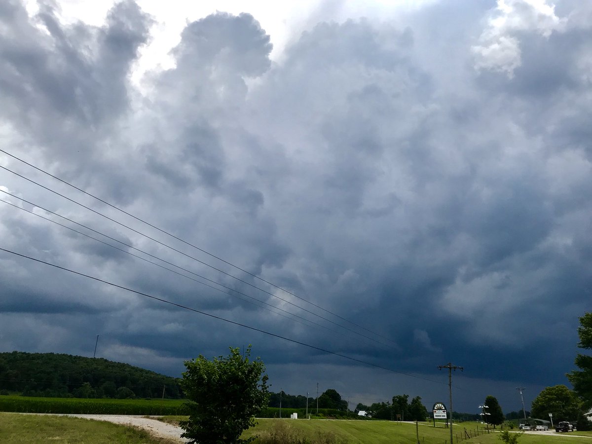 Camo_Spider's tweet photo. I can see why @nwsjacksonky issued a #SevereThunderstormWarning for #ClintonCoKY Now waiting for it to hit here #AlphaKY @Kentuckyweather https://t.co/FknME7GSak