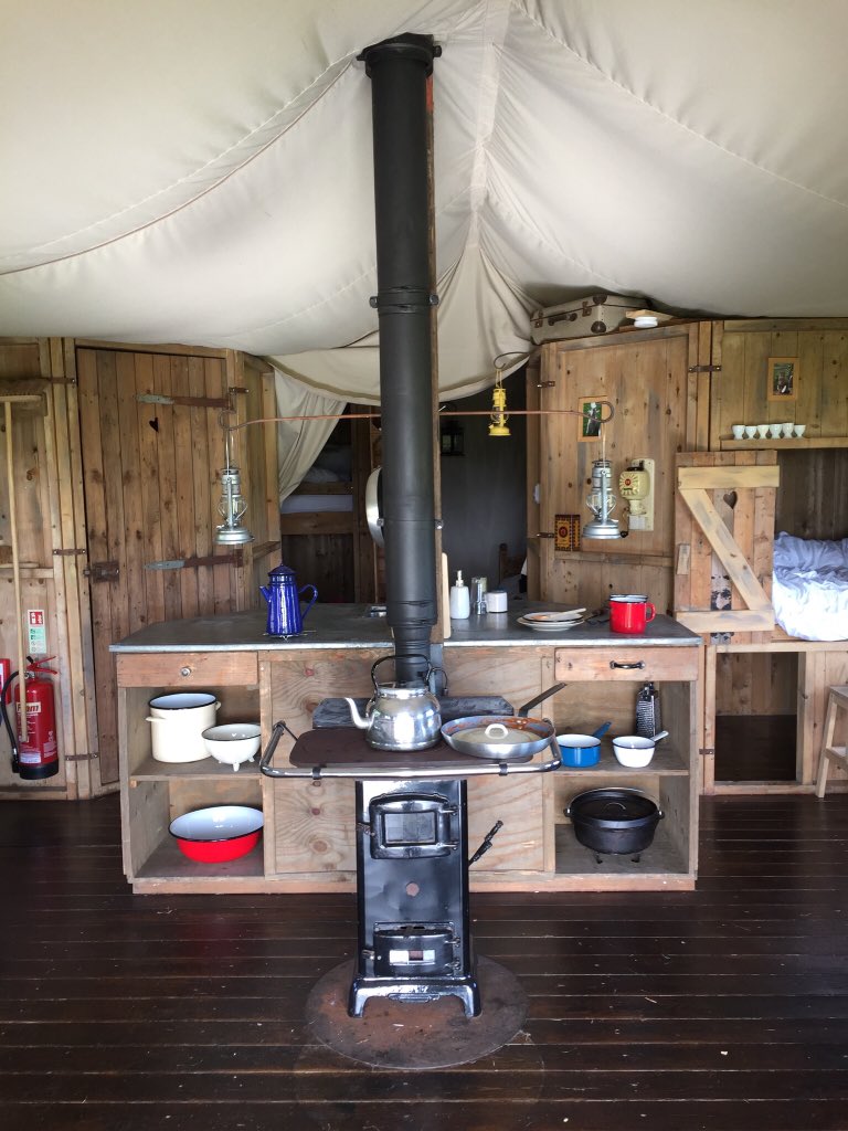 veggie_desserts's tweet photo. What an amazing weekend! We went glamping at the stunning Ilfracombe Feather Down Farm. The kids loved sleeping in a cupboard and looking after chickens. The grown ups loved candlelit drinks and blazing sunsets. 👍🏻😍
#featherdown #featherdownfarm #featherdownIlfracombe #ad https://t.co/kSsyW366vD