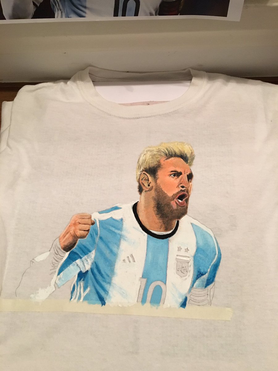 pilarfutbol's tweet photo. Debería salir a buscar #Nigeria, debería haber más espacios, deberían aparecer los goleadores, debería aparecer Messi en este mundial para @Argentina. Le hice esta remera a mi hijo para el mundial, quiero que sienta orgullo al ponérsela.. #FelizCumpleaños #Mess1 https://t.co/JZWswic0xB
